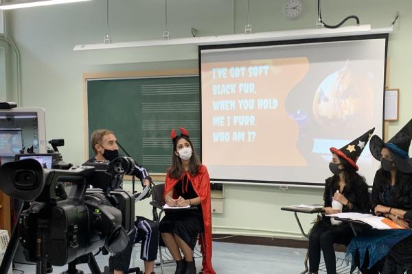 Native English Teachers are broadcasting the Halloween live show.