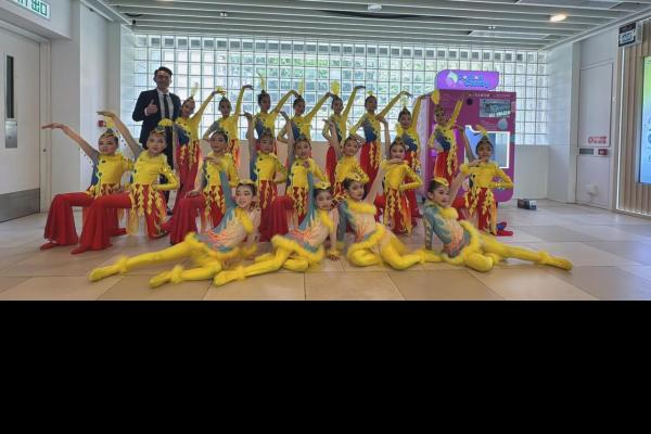 舞蹈員於表現後在與梁校長、家長及老師合照留念。