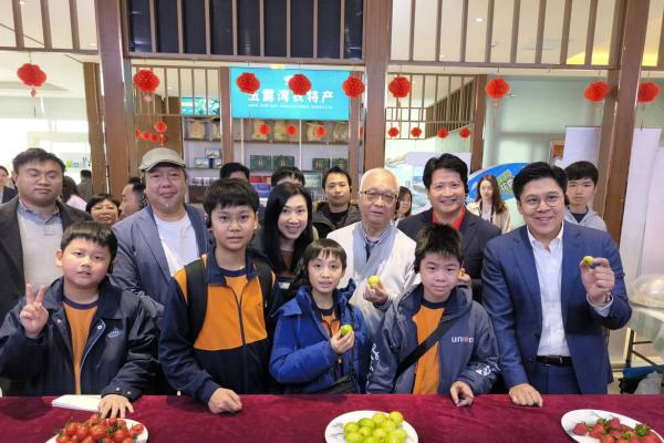(右一)團長霍啟剛JP、(右二)副團長陳博智JP、(右三)環境及生態局局長謝展寰JP帶領同學進行兩天一夜的交流團。