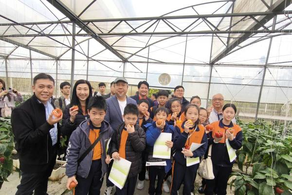 環境及生態局局長謝展寰JP和同學一起品嘗新鮮蔬果。