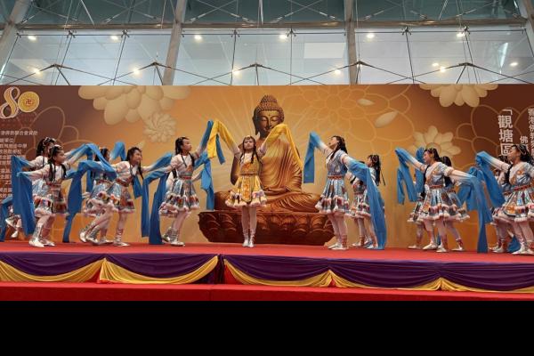 中國舞隊同學演出本年度學校舞蹈節獲「優等獎」的舞蹈『小雨點踏踏踏』