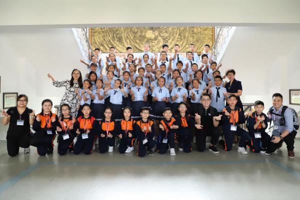 與五四路小學學生合照留念。
