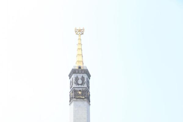 於象徵著勝利和友誼的旅順勝利塔前留影。
