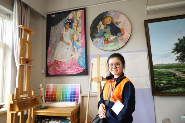 參觀五四路小學的藝術室。