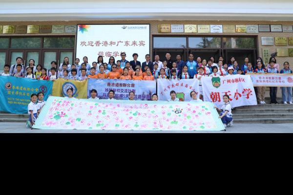 學生以掌印作畫，共享成果。