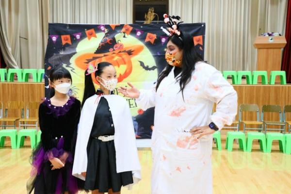 Native English Teachers are broadcasting the Halloween live show.