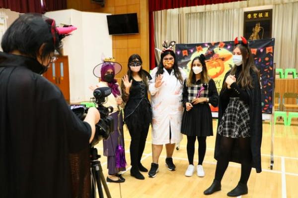 Native English Teachers are broadcasting the Halloween live show.
