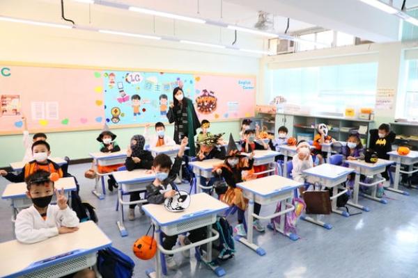 Students are doing English activities in the classroom.