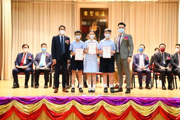 立法會教育界議員朱國強先生及梁俊傑校長頒發各級學業成績獎。