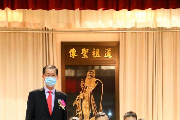 JP及立法會教育界議員朱國強先生頒發「圓玄學院優才獎學金」給在校外比賽中，表現優秀的同學。