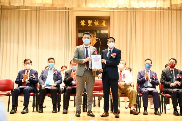 「藍田獎學金計劃」由柯創盛議員MH頒發獎學金給成績優異及進步的同學。