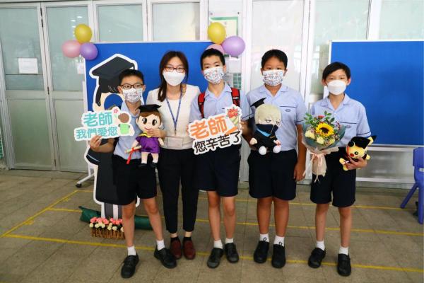 梁俊傑校長頒發感謝狀予立法會教育界議員朱國強先生。
