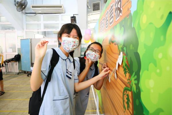 家長、校長及同學一起合照留念。