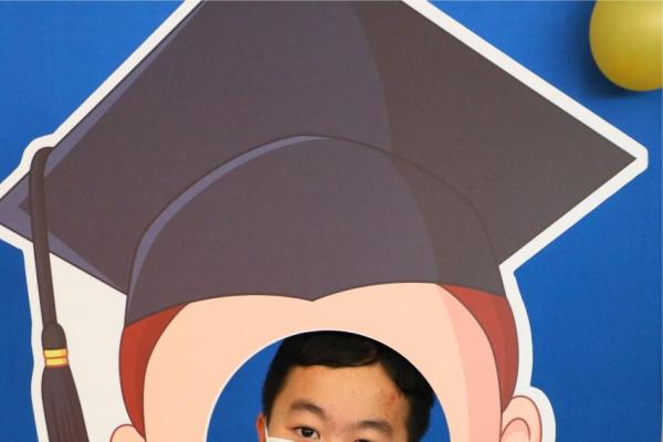 家長、校長及同學一起合照留念。