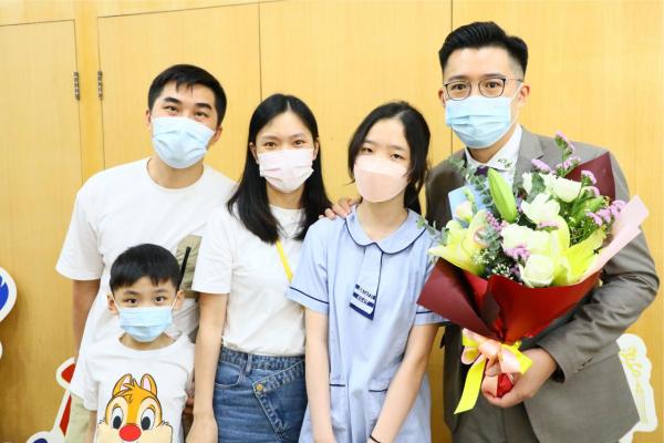 學生與老師拍照留念。