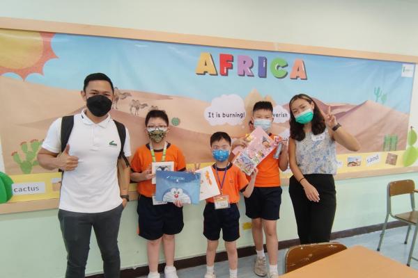 Students are happy to join the activity and get the prizes.