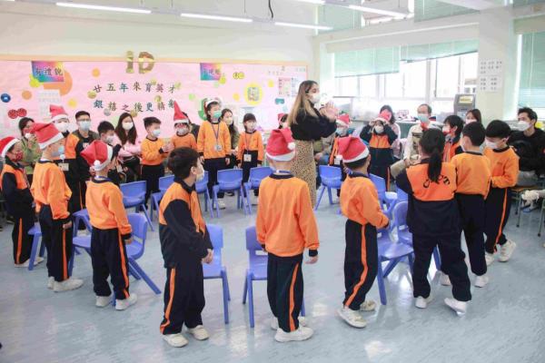 外籍老師帶領同學玩集體遊戲