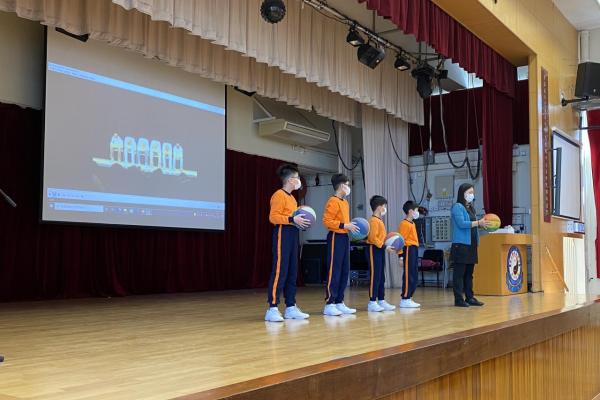 同學進行創意敲擊樂課堂。