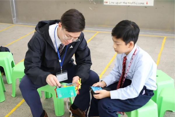 老師指導同學操作機械人。