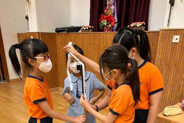 這組學生選用了軟尺及米尺量度咪座的高度。