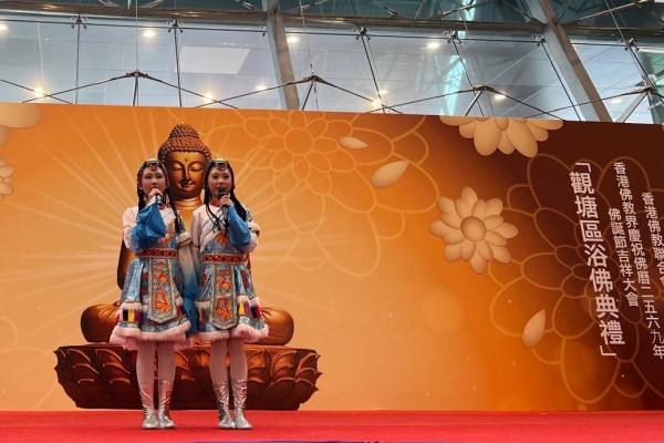 兩位中國舞隊同學以小司儀身份介紹中國舞隊出場