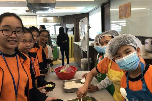 體驗義工派飯工作。