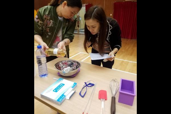 家長們合力製作手工皂。