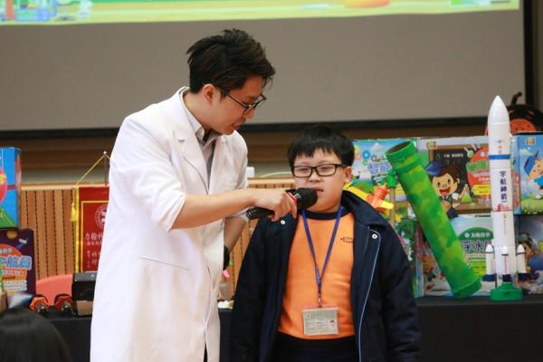 學生嘗試解釋科學現象。