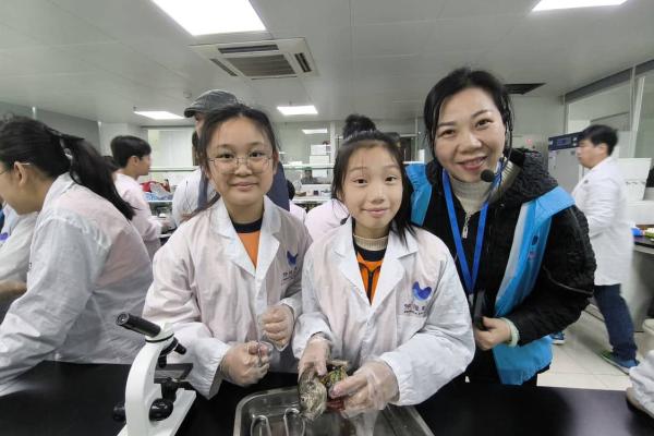 同學和大學生一起進行解剖實驗，了解魚類身體構造。