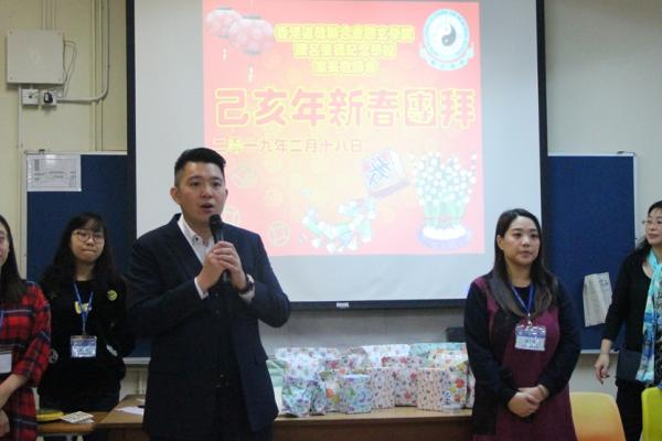 梁校長致歡迎辭，向大家祝賀。
