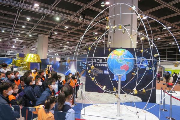 學生對中國自主研發的全球衛星導航系統「北斗三號」深感興趣
