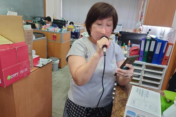 The teacher-librarian explained the Chinese People’s War of Resistance against Japanese Aggression during the school-wide broadcast and introduced related books.