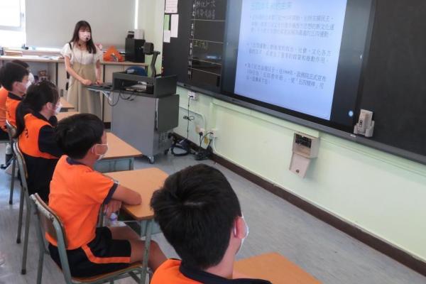 Teachers explained the origins of May Fourth Youth Day.