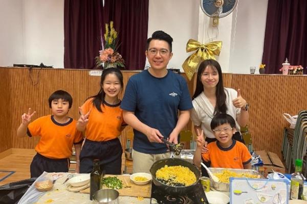 Principal Leung led a teacher-student team in showcasing their cooking skills, stir-frying rice together with great teamwork. The students all enjoyed the food with great relish.