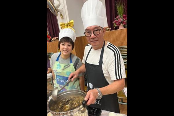 Here comes the MasterChef! A student's grandfather and mother put on chef hats and served us Hong Kong-style street-side cart noodles.