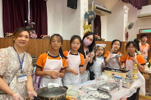 Teachers, students and parents made glutinous rice balls together – some pan-fried, some boiled – each with its own feature , and all were delicious!
