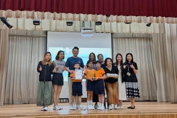 After a fierce culinary battle, the teacher-student team led by Ms. Tsang Sze Man and Ms. Chan Chi Ching won the MasterChef Grand Prize. Congratulations!