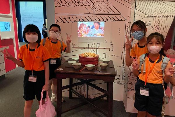 學生對館內的展覽興趣盎然。