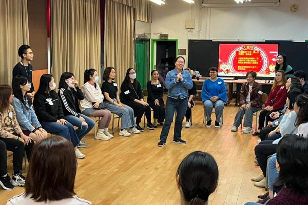 While playing "Big Wind Blows", parents also took the opportunity to exchange New Year greetings. Wishing everyone a healthy and prosperous Year of the Dragon!