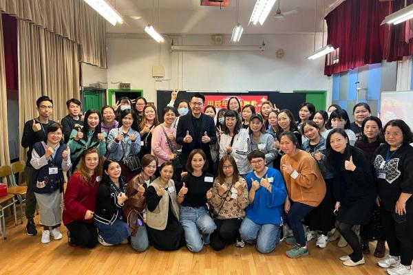 Happy times passed in a flash. Principal Leung, teachers and parents took a group photo together, filled with joy and festivity!