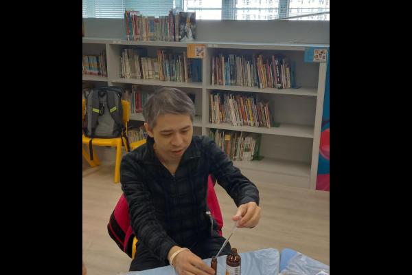 家長們正用心地學習及製作香薰。