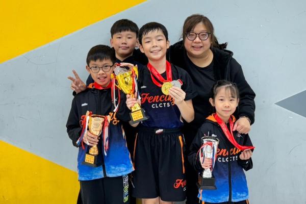 劍擊學堂年度總積分排名 U12 花劍 總冠軍 6A吳浩彥 U10 花劍 總季軍 5E張柏林 U8 花劍 總亞軍 3E洪晞妍