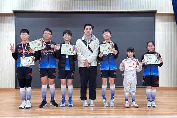 陳呂重劍隊參加西貢區劍擊訓練中心小學重劍分齡賽2025 女丙 重劍 D1 季軍 3E洪晞妍 男乙 重劍 D2 季軍 4B馮奕綸 女乙 重劍 D1 優異 5C李子汶 男甲重劍 D1 亞軍 6A邱天顥 男甲重劍 D1季軍 6A趙建輝