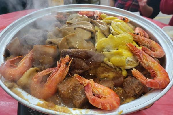 The steaming Poon Choi was packed with rich ingredients, including abalone slices, prawns, roast duck, mushrooms and taro – absolutely mouth-watering!