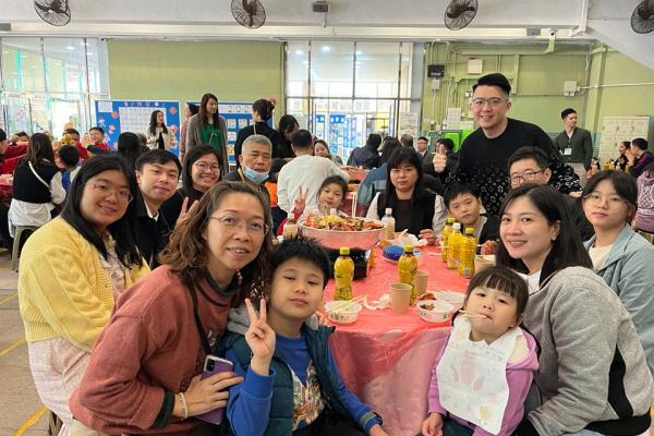 Before picking up our chopsticks, everyone took the chance to snap photos with the Poon Choi, and invited Principal Leung for a group photo to capture this happy reunion.