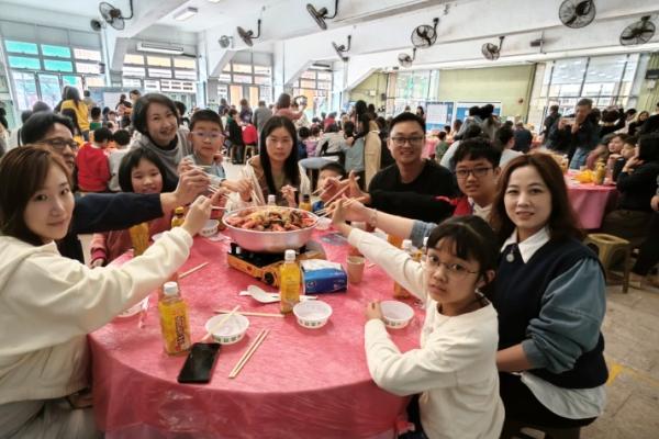 While teachers, parents and students enjoyed the meal together, they also shared and exchanged more parenting tips and learning methods.