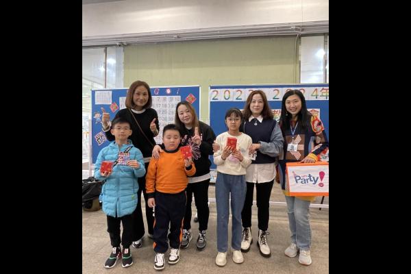 Bingo! Bingo! Bingo! Everyone won a prize. Let's take a group photo – may everyone have a year full of smiles!